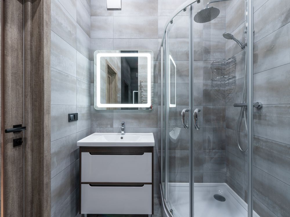 Frameless glass shower